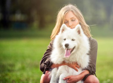 Sonra parkta, samoyed köpeğiyle oynamaya oldukça mutlu kız