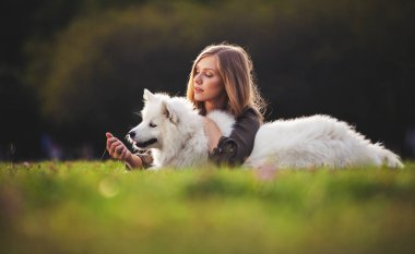 Güzel kız ile köpek parkta çim üzerinde oynama