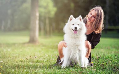Onu köpek park açık, samoyed ile gülümseyen kız portresi