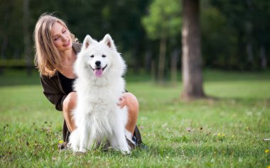 Onu köpek park açık, samoyed ile gülümseyen kız portresi