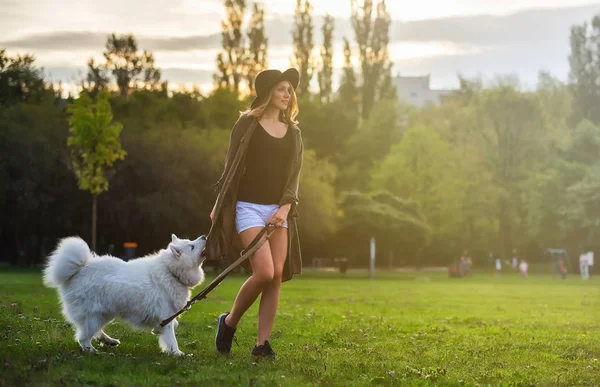 Kadın köpeğini parkı ile
