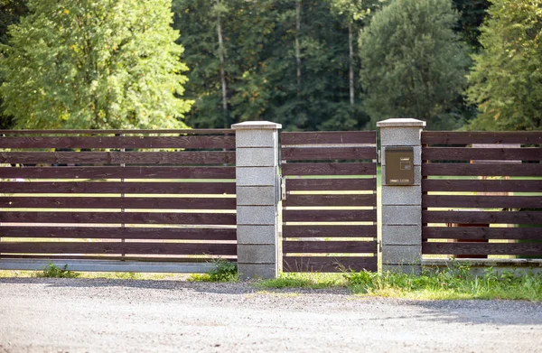 Puerta al jardín privado en el campo — Foto de Stock