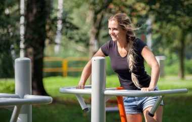 Oyun alanı ekipmanı açık havada spor salonunda egzersiz kadın