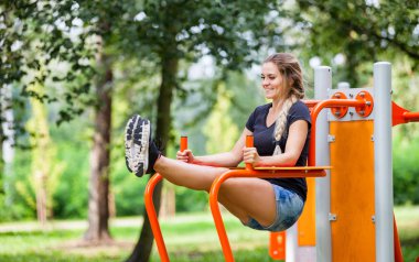 Oyun alanı ekipmanı açık havada spor salonunda egzersiz kadın