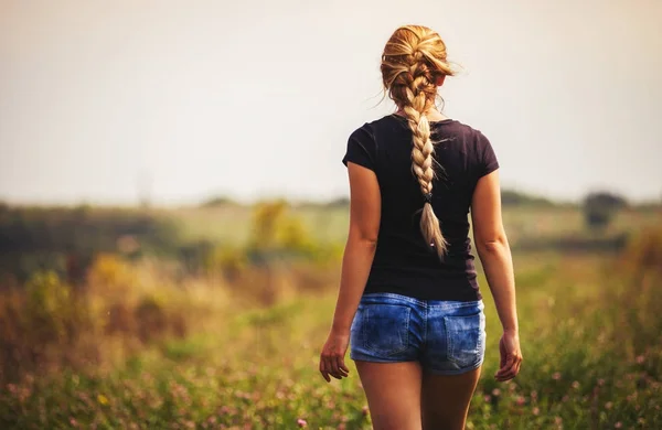 Meisje met vlecht buiten wandelen op zomerdag — Stockfoto