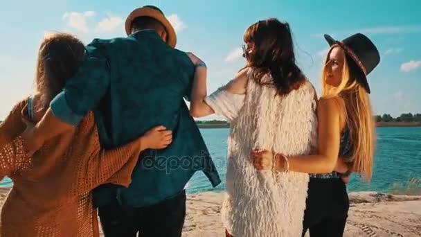 Groep Jonge Gelukkig Vrienden Lopen Het Strand Bij Zonsondergang — Stockvideo