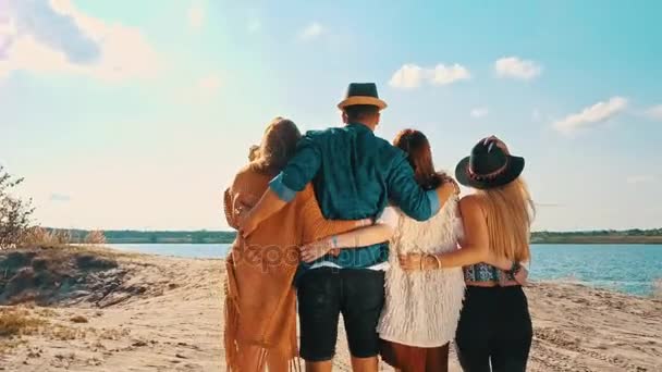 Grupa Młodych Przyjaciół Happy Chodzenie Plaży Zachodzie Słońca — Wideo stockowe