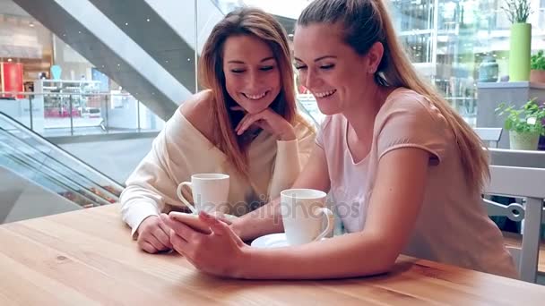 Deux Femmes Café Buvant Café Utilisant Smartphone — Video