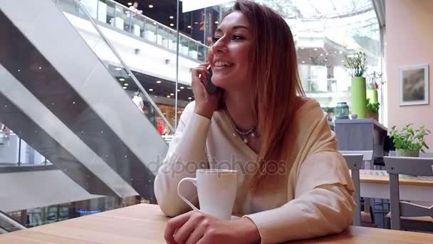 Mujer Joven Hablando Teléfono Inteligente Beber Café Cafetería — Vídeo de stock