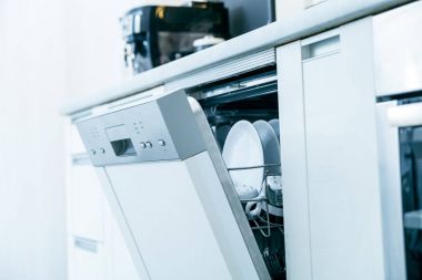 Beyaz Mutfak temiz yemekleri ile açık bulaşık makinesi