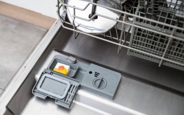 Bulaşık makinesinde deterjan tablet yakın çekim