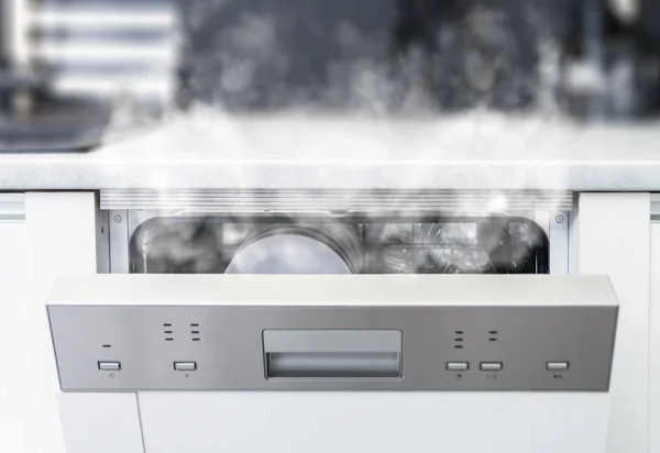 Máquina de lavar louça aberta com vapor e pratos limpos — Fotografia de Stock