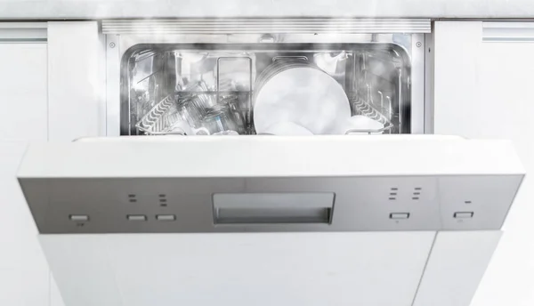Buhar ve temiz yemekler ile açık bulaşık makinesi — Stok fotoğraf