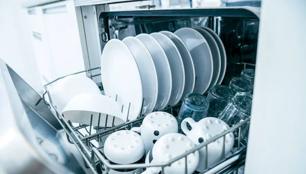 开放洗碗机与干净的盘子关闭 — 图库照片