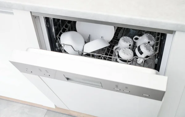 Máquina de lavar louça aberta com pratos limpos — Fotografia de Stock