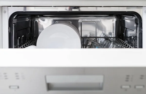 Máquina de lavar louça aberta com pratos limpos — Fotografia de Stock