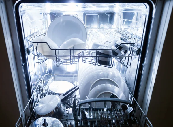 Interior de la máquina lavavajillas con platos limpios —  Fotos de Stock