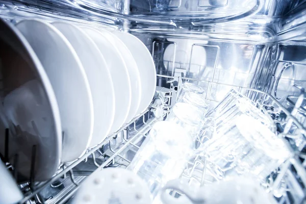 Interior da máquina de lavar louça com pratos limpos — Fotografia de Stock
