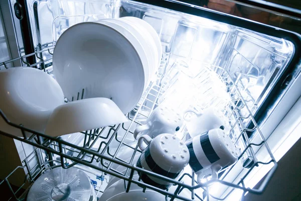 Interior de la máquina lavavajillas con platos limpios —  Fotos de Stock