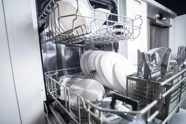 Чистые тарелки в посудомоечной машине после стирки — стоковое фото