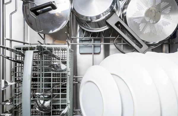 Limpiar los platos en la máquina lavavajillas después del lavado —  Fotos de Stock