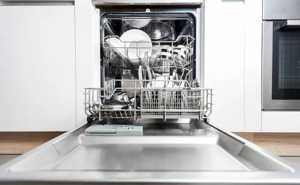 Bersihkan piring di mesin cuci piring setelah mencuci — Stok Foto