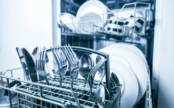 Czystymi naczyniami w zmywarka maszyny po praniu — Zdjęcie stockowe