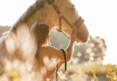 Günbatımı, sonbahar sahne, atının kadınla