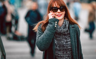 Ceket şehrin sokak üstünde hareket eden telefon ile genç kız