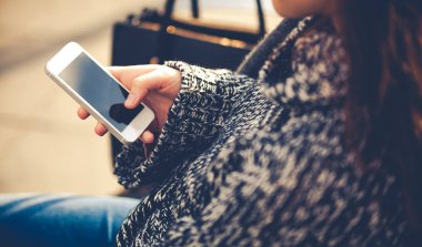 Şehir Street bankta oturmuş ve telefonunuzun ve kadın