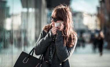 Sokaktaki cep telefonuyla kız