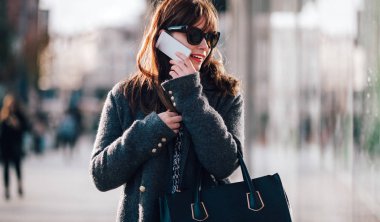 Sokaktaki cep telefonuyla kız