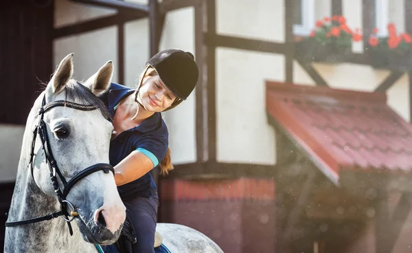 Koně jezdec žena poblíž stabilní jezdkyně před tréninkem — Stock fotografie