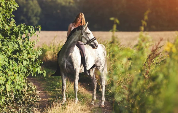 Γυναίκα, ιππασία, άλογο στο αγρόκτημα στην εξοχή — Φωτογραφία Αρχείου