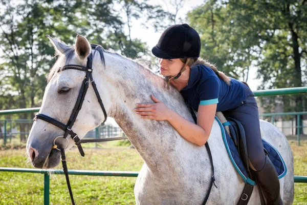 Žena, jízda na koni na paddock, jezdkyně sportovní oblečení — Stock fotografie