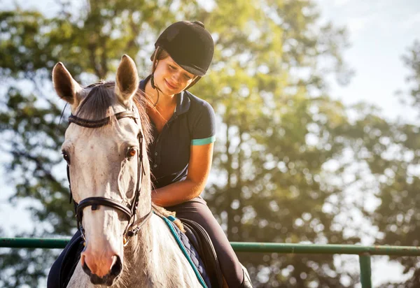 Vrouw rijden een paard op de paddock, Amazone sport slijtage — Stockfoto