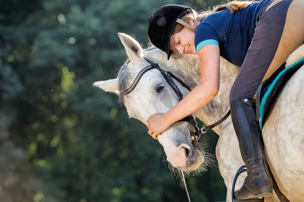 Kobieta na koniu na padoku, Amazonka sport wear — Zdjęcie stockowe