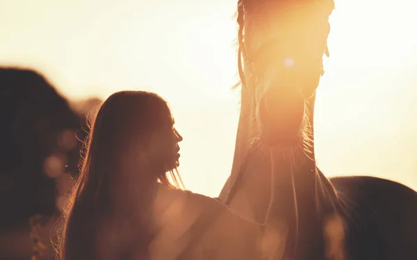 Mulher com seu cavalo ao pôr do sol, cena de outono — Fotografia de Stock