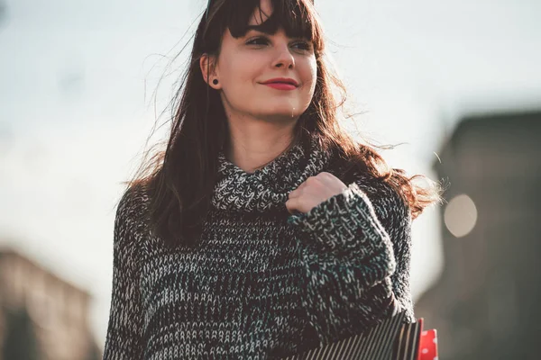 Kvinna med shoppingkassar promenader på gata, stad scen — Stockfoto