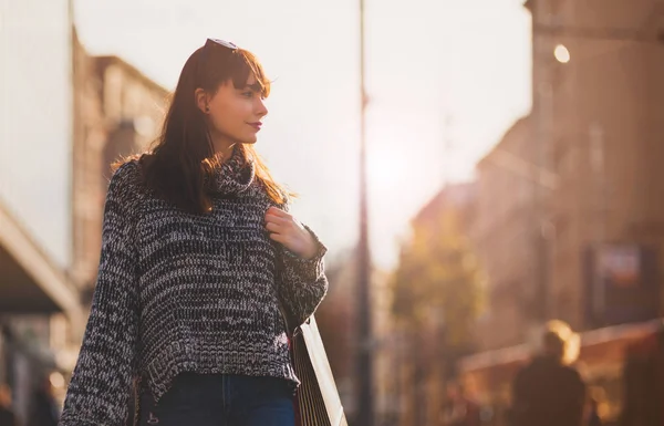 Kvinna med shoppingkassar promenader på gata, stad scen — Stockfoto