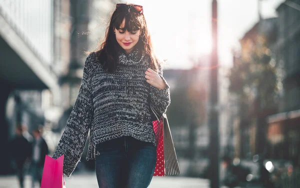 Mujer con bolsas de compras caminando por la calle, escena de la ciudad —  Fotos de Stock