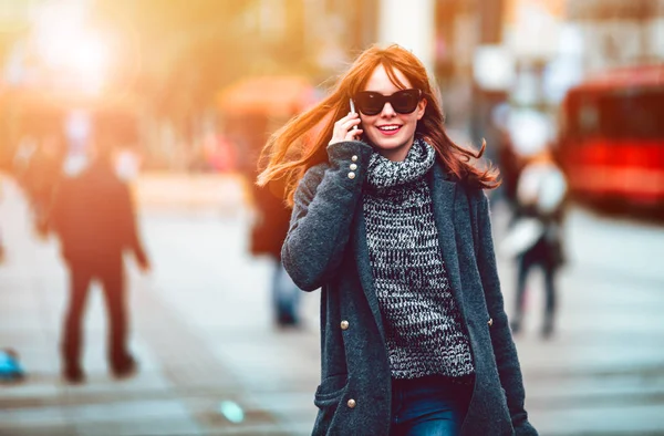 Vrouw praten van mobiele telefoon in een haast uitgevoerd op straat — Stockfoto