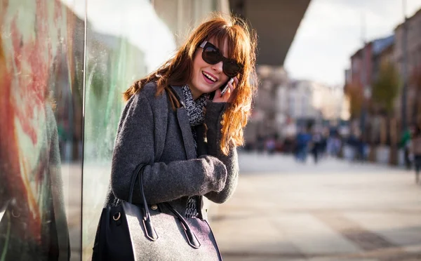 Flicka på gatan med mobiltelefon — Stockfoto