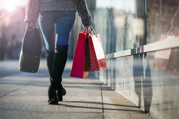 Kobieta na ulicy z torby na zakupy z bliska — Zdjęcie stockowe