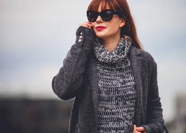 Vrouw in de stad praten op mobiele telefoon — Stockfoto