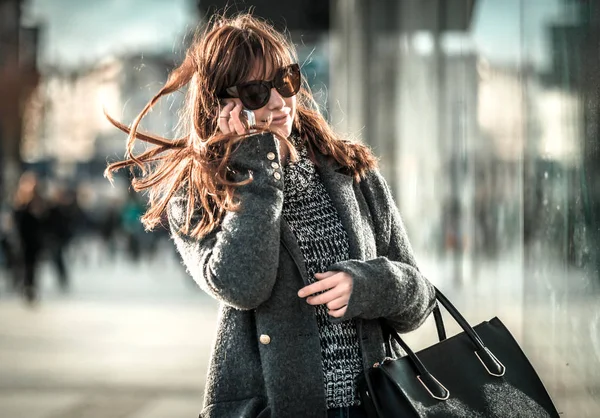 Kobieta w pośpiechu na ulicy przy użyciu telefonu komórkowego — Zdjęcie stockowe