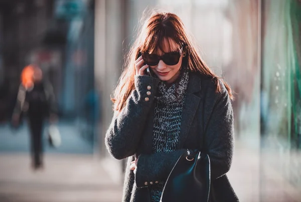 Kvinna i rush på gatan med mobiltelefon — Stockfoto