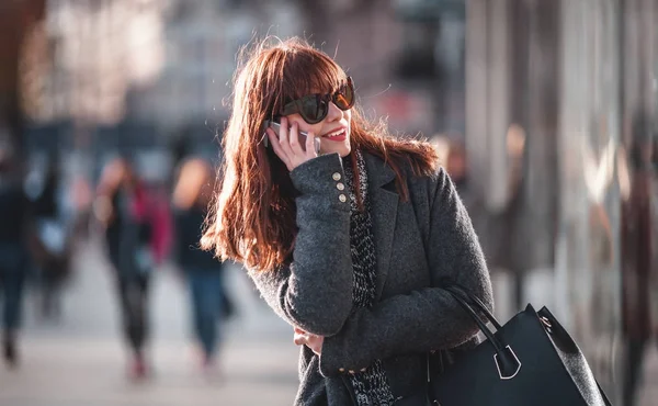 Kobieta w pośpiechu na ulicy przy użyciu telefonu komórkowego — Zdjęcie stockowe