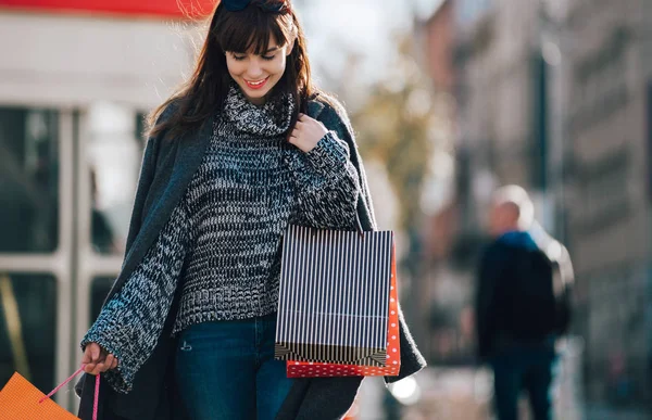 Mujer escena urbana con bolsas de compras caminando por la calle — Foto de Stock