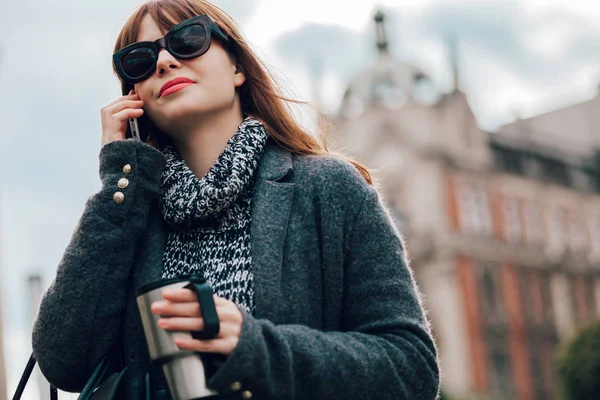 Miejski scena, Kobieta z filiżanki kawy, rozmowy na telefon komórkowy w mieście — Zdjęcie stockowe